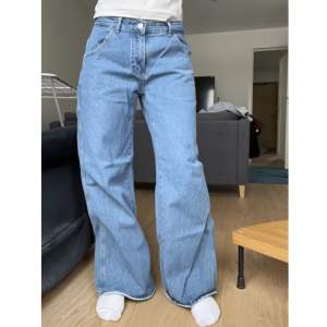 baggy lågmidjade jeans! mått: midja- 35 rakt över 💞 innerbenslängd- 80 💓 köparen står för frakt!