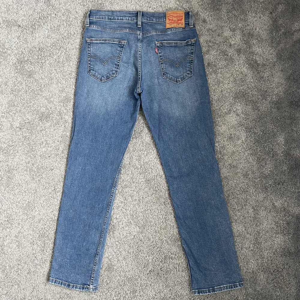 Blåa Levi’s 511 jeans med måtten 33x32. Rätt så bra skick, nästan oanvända. Skriv privat för mer bilder.. Jeans & Byxor.