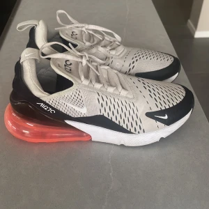 Nike skor  - Nike Air Max 270 använts ett par gånger , jättefint skick 