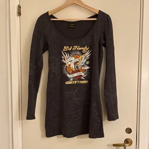 Ed Hardy x Urban Outfitters klänning - Ed Hardy (brave hearts stay true) klänning i mycket bra skick! (Bara använd en gång) Lägger upp igen då tidigare köpare inte betalade i tid. Tredje bilden är hur den ser ut på modellen. Ordinariepris: 499 kr