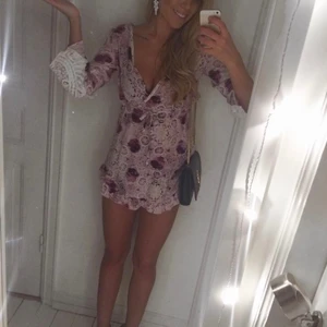 partyklänning, - Jåttesöt och somrig klänning i bohemisk stil 💕 xs Fint skick, djup urringning och spets på ärmarna. Knyt i midjan. Säljer för den blir lite kort på mig som är 170