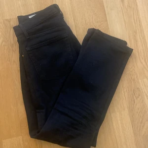 Levis Jeans 501 straight leg W26L28 - Säljer då de är för små för mig, därmed ingen bild på mig med byxorna på. Snygg och poulär modell, svart färg från Levis.