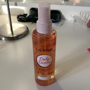 Body and Hair mist, vanilj - Luktar vanilj, till både kropp och hår, lukten stannar länge och de är 200ml i:)  Frågor på dm! 49kr+ frakt! 