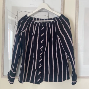 Off sholulder topp zara - Off shoulder topp från Zara. Riktigt somrig men tyvärr passar den inte längre. Är i Xs men skulle säga att den passar även en S. Hör gärna av dig om du vill ha fler bilder💕.  Köparen står för ev frakt❤️‍🔥. 