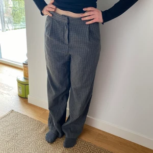 Kostymbyxor - Söta lågmidjade kostymbyxor från monki. Hon på bilden är 162 cm lång! Köpare står för frakt💖