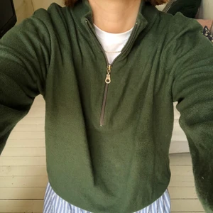 Grön tröja - Finstickad tröja med zipkrage. Köparen står för frakt 