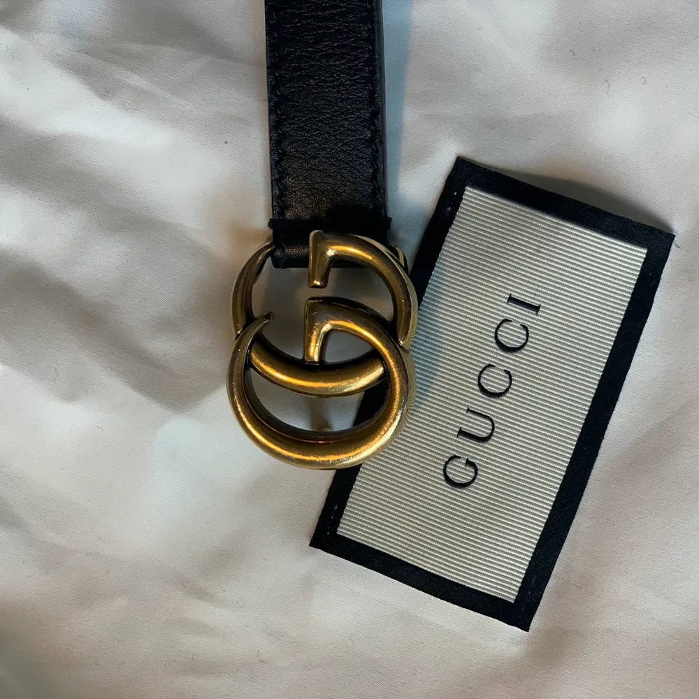 Tunt Guccibälte med guldmärke. Inköptes i London för 235 GBP (ca 2400 kr). Användt sparsamt men har en liten skråm på Gucci-märket. Säljes för 500kr. Jag kan mötas upp i Göteborg alternativt skickas spårbart på köparens räkning. Skriv för ytterligare bilder/mer information.  . Accessoarer.