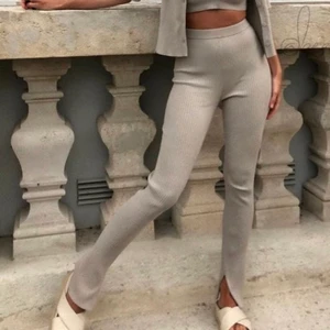 Byxor med slits - Säljer dessa byxor som har en slits på insidan från H&M. Köpta för 299 och dem är helt oanvända. Säljes för 200kr, men pris kan diskuteras!!!