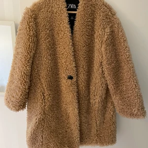 Pälsjacka från ZARA - Storlek L i nyskick pris 400kr