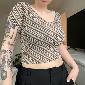 Croptop / tshirt  - Croppad top från humana. Aldrig använd efter köp. Står ingen storlek men passar mig bra, brukar ja S/M i toppar. 