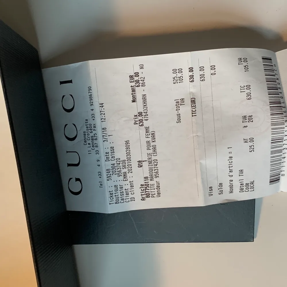 Gucci väska inköpt i Cannes för 630 euro (ca 6300kr) säljes för 2500kr. Väskan är i fint skicka och kommer med original dustbag, kartong och kvitto. För mer bilder/info vänligen skriv. Jag kan mötas upp i Göteborg eller skicka spårningbart med postnord på köparens räkning. . Väskor.