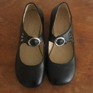 Svarta skor med rem oanvända