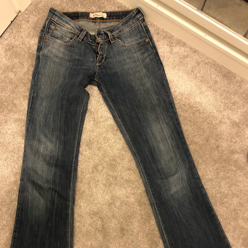 FÖRSTA BILDEN ÄR LÅNAD, liknande som på bilden! Low waisted jeans från Levis.Strl 32-34. Köpta för 600kr. Säljs inte mer. Är få intresserade kan pris diskuteras annars blir d budgivning. Lite mörka på bilden dem är egentligen lite ljusare📦💕. Jeans & Byxor.