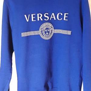 Versace Sweatshirt i riktigt bra skick. Innehåller NFC chip för att garantera äkthet. Köptes för 5000.