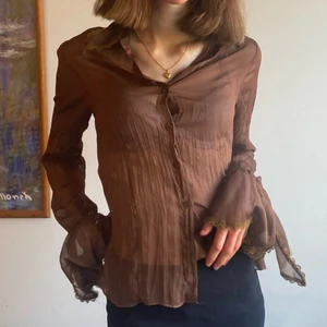 Skitsnygg brun blus med vida ärmar🤎🤎🤎 - Säljer min fina 90tals blus i strl M, passar även S. Superstat spetsdetaljer och skön passform. Frakt 45kr🧚🏼🧚🏼