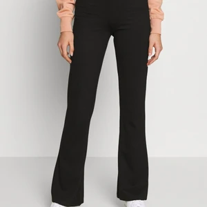 JDY flare pants - Säljer dessa utsvängda byxor i stl S som jag köpt på Zalando, säljes pga för små, aldrig använda! Stretchigt tyg som inte är genomskinligt. Orginalpris 259kr 