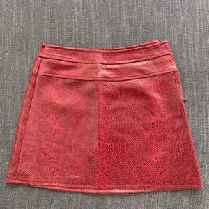 Red snake print zara skirt worn twice size xs original price 399kr 