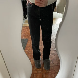 Svarta jeans - Svarta jeans från monki, storlek 25. För små för mig därav säljs dem. Fint skick! 