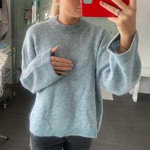 Blå Stickad tröja  - Säljer denna stickade tröja från hm med prislappen kvar, i strl xs men den är stor i storleken så passar s, m beroende på hur man vill att sen ska sitta, jag är en S❤️