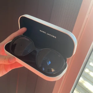 Marcjacobs solbrillor  - Säljer mina fina solbrillor från marc Jacobs. Superfint shick och as snygga nu till sommaren! Inga repor 
