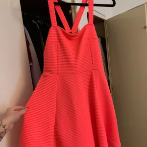 Klänning  - Neon rosa klänning i stl xs passar även s