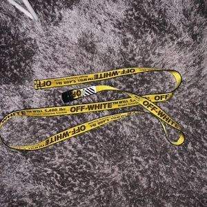Off-white industrial belt - Säljer nu mitt off-white industrial belt mini! Det är ca 2m långt och sjukt snyggt till sommaren ☀️ det är som sagt mini modellen så det är lite tunnare, skicket är 8/10 skulle jag säga och inköptes för ca 2000kr. Hör av er om ni undrar något! ☺️