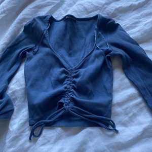Topp - Säljer denna jätte fina toppen från zara. jättebra skick och säljs för 90kr+frakt