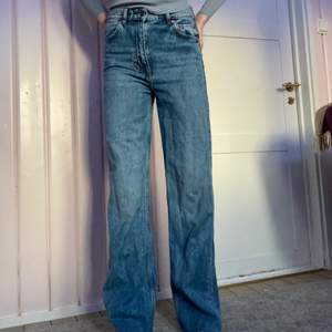 Sköna långa jeans från zara i storlek 36, bara testade! Frakt tillkommer i priset💓
