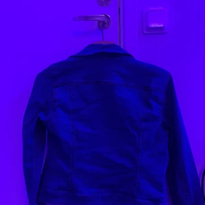 JeansJacka  - En mörkblå Jeansjacka i storlek S Från VERO MODA. Leverans  inkluderas i priset, meddela mig för mer information  :)! OBS: Jätte bra skick används 2 gånger 