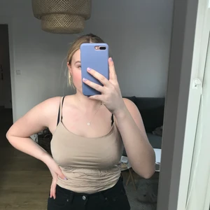 Linne - Beigefärgat linne i blankt material från vila, aldrig använd. Skriv pm om du är intresserad! 