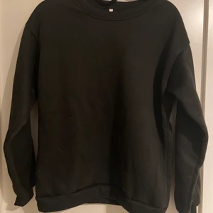 Sweatshirt  - Svart sweatshirt i storlek S🖤                                                          30kr