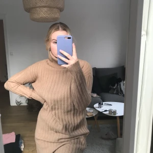 Klänning - Supermysig beige stickad klänning