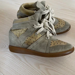 Isabel marant skor - Ett par Isabel Marants i modellen Bobby. Köpte på tradera men passade ej. Använt skick därav pris