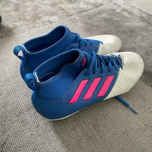 Adidas skor - Adidas träningsskor i stolek 37, priset kan sänkas vid snabbaffär.