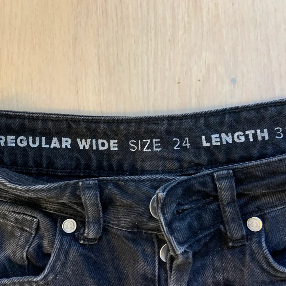 Säljer mina svarta vida jeans från bikbok, då dom är för små, dom har lite skav där bak men inget stort! Älskar dessa, så synd att dom är små… dom är storlek 24 i midjan och 32 i längd, om du inte vet vilken storlek du ska ha kan du gå in på bikbok och kolla deras storleksguide! Säljer direkt för 300kr💥❤️ (jag står inte för frakt). Jeans & Byxor.