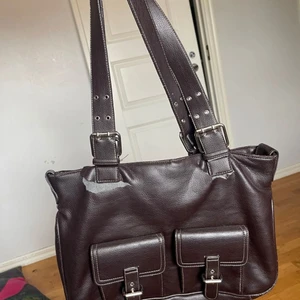 Väska - Skolväska som är väldigt använd. Lite trasig under banden. Perfekt för att ha dator och skol grejer i😊