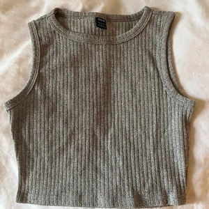 Helt ny grå topp / croptop strl S - Helt ny aldrig använd grå topp / linne / croptop. Strl S! Frakt 26kr💕