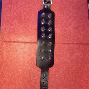 Nitarmband - Säljer nitarmand!