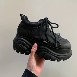 Buffalo  - Mina älskade Buffalo som inte längre kommer till användning!Köpta för ca 2 år sedan  men använda ca 3 gånger och i mycket fint skick✨ nypris 1700kr säljer för 800kr