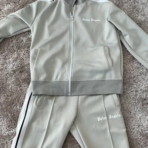 Palm angels dress - Säljer min Palm angels dress som jag fick i födelsedag present. 10/10 skick, har användt endast 1 gång ute. Säljer för att den är för stor. Köpt för ca 6000 men säljer för hälften. Kan även tradea mot Nike teck!