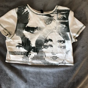 Storlek s - En creme färgade tröja med svarta Detaljer och jag tar Swish 