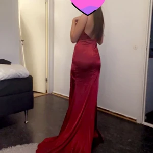 Dressroom - Den är köpt för någon månad sen men nu har jag hittat en ny balklänning. Den är köpt för 3,5 men säljer för 2,2, priset kan diskuteras vid snabb affär. Den är även aldrig använd.