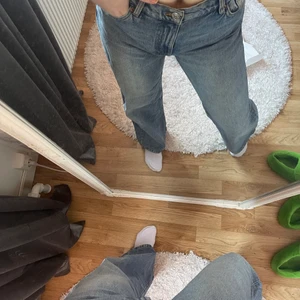 Jeans - Jättesnygga jeans som jag tyvärr växt ur i midjan. Sparsamt använda och perfekta nu till sommaren.