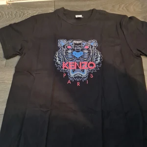 Kenzo t-shirt L - En t-shirt L för 350kr Kan frakta om köparen står för kostnaden 