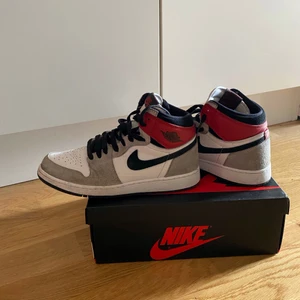 Nike Air Jordan 1 Smoke Grey - Strl 39, köpta på Restocks, kvitto finns. 