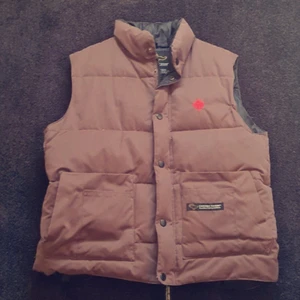 Canada Goose vest Old model - Gammal modell av canada goose, ganska fint skick inga större problem. äkta, har inge kvitton eller nått då den e väldigt gammal. Storkek XS, säljer då den är för liten, skulle passa lite mindre kropp storkek då den är xs