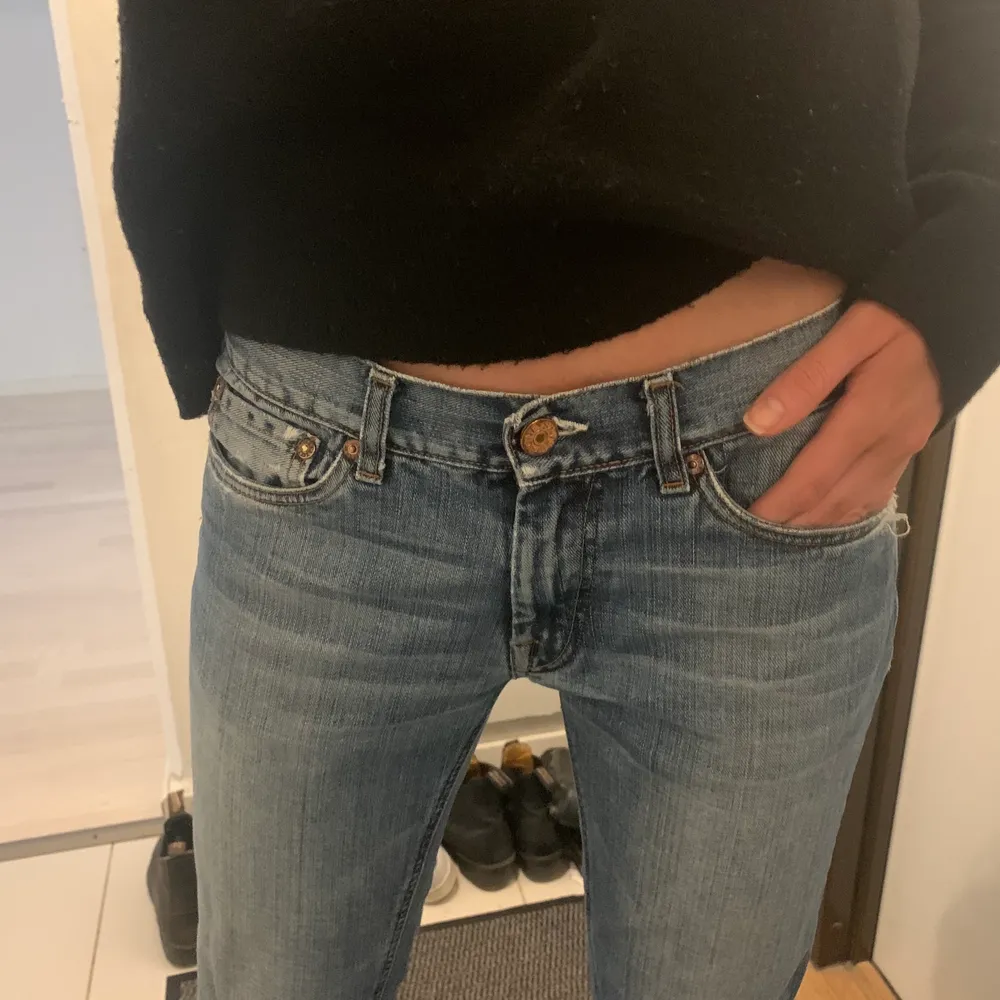 Dessa ursnygga lågmidjade jeans ifrån Acne❤️‍🔥 Storlek 26/32. Nypris är runt 2000kr, köp direkt för 350kr!. Jeans & Byxor.