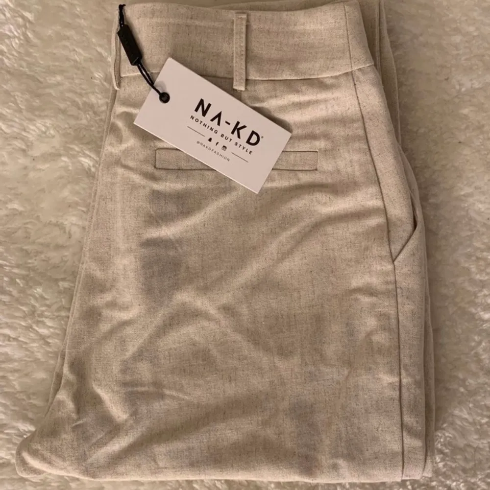 Helt nya linnebyxor från NA-KD. Storlek 36.  Varan kan postas då står köparen för frakten under överenskommelse. #nakd. Jeans & Byxor.