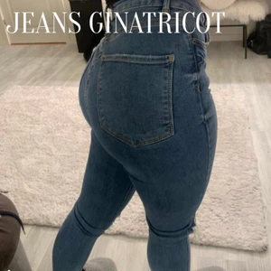 Jeans - Jeans från GinaTricot. Storlek 34 - väldigt stretchiga. Höga i midjan. Varan kan postas då köparen står för frakten vid överenskommelse. #jeans #ginatricot