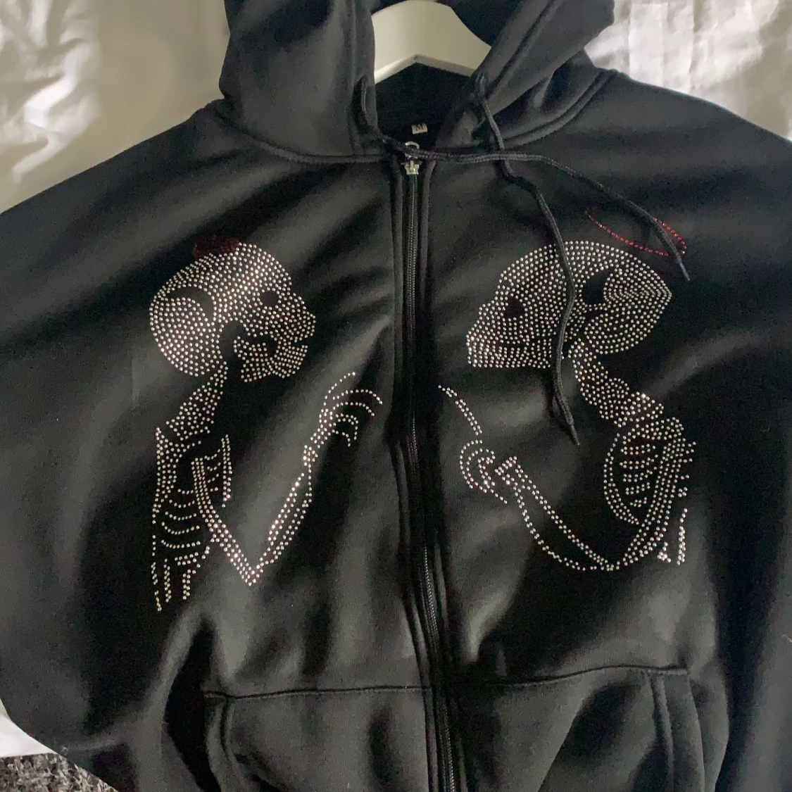 Zip hoodie med rinestone tryck